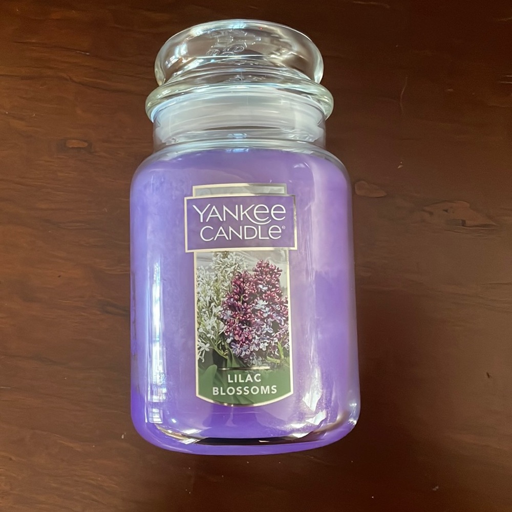 NWOT 22oz Lilac Blossoms Yankee Candle